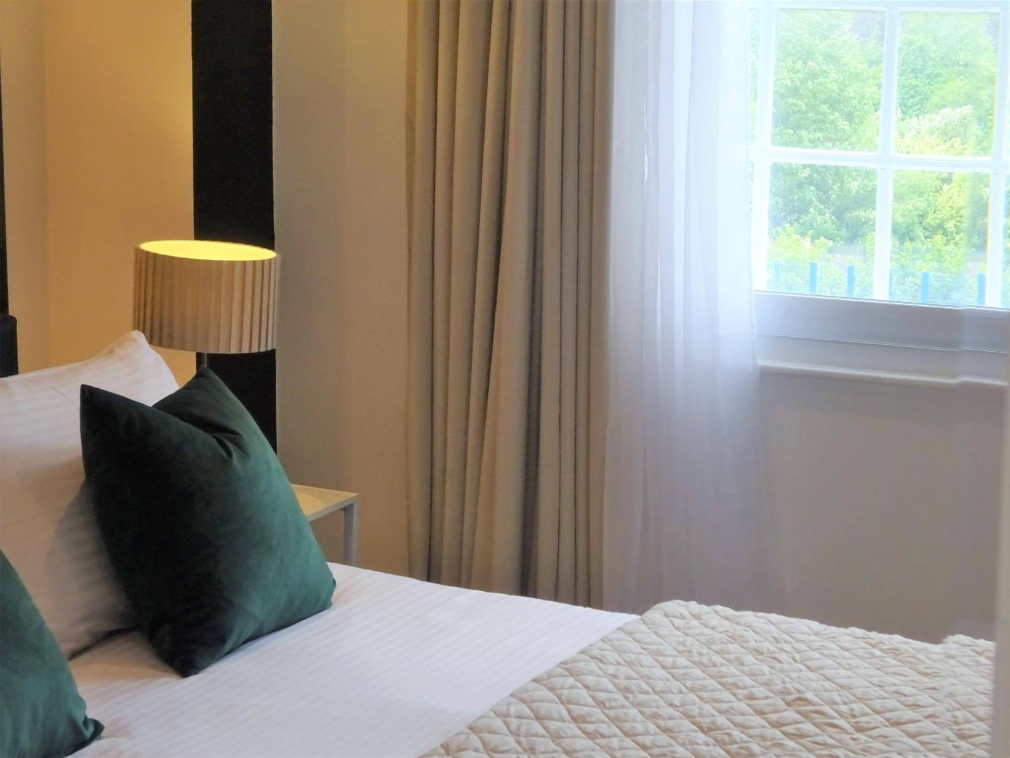 Wigan Central I 1 & 2 Bed Executive Apartments I Family Rooms I Private Balcony I Free Parking Oda fotoğraf